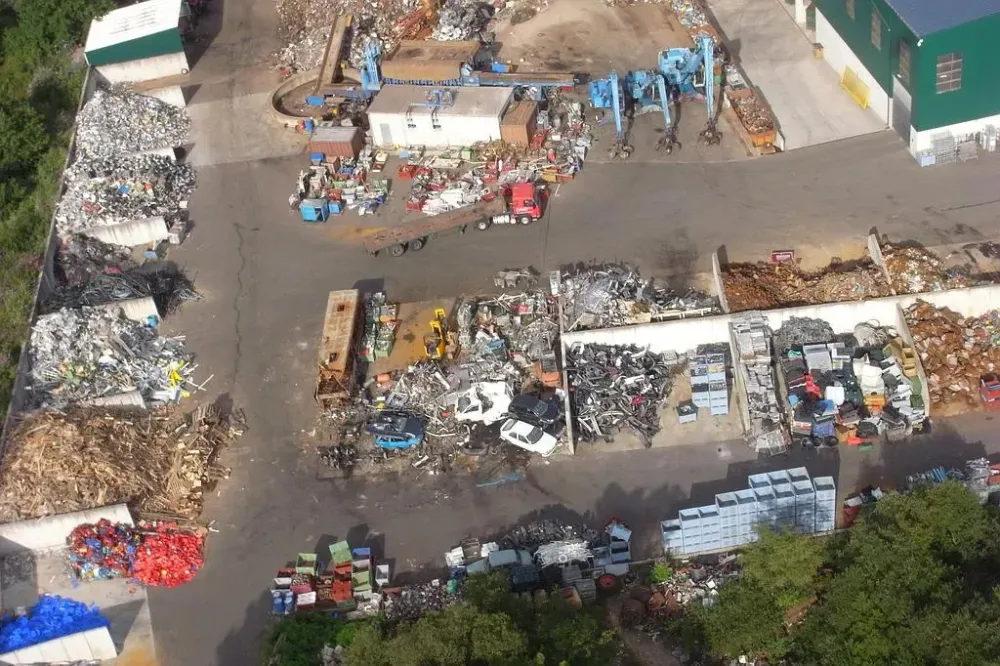 Récupération de déchets à Plougourvest